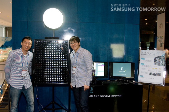 Kinect를 이용한 Interactive Mirror Wall 을 개발한 팀이 인터뷰하는 모습