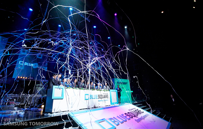 대형 떡의 등장과 축포 그리고 이종덕 중구 문화재단 사장의 건배제의