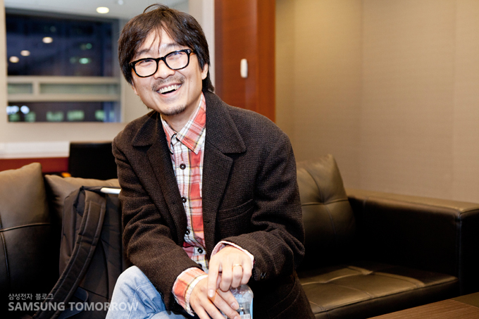 인터뷰하는 장항준 감독