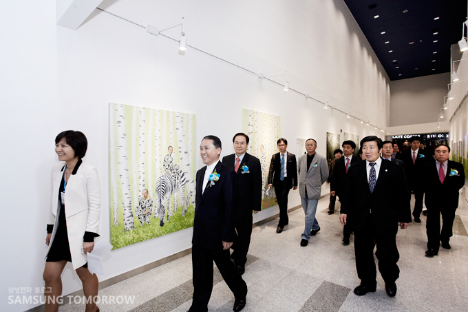 삼성전자홀에서 삼성카드홀로 가는 길에 조성된 갤러리