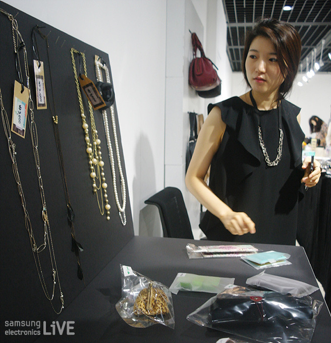 목걸이를 고르는 삼성전자 임직원의 모습