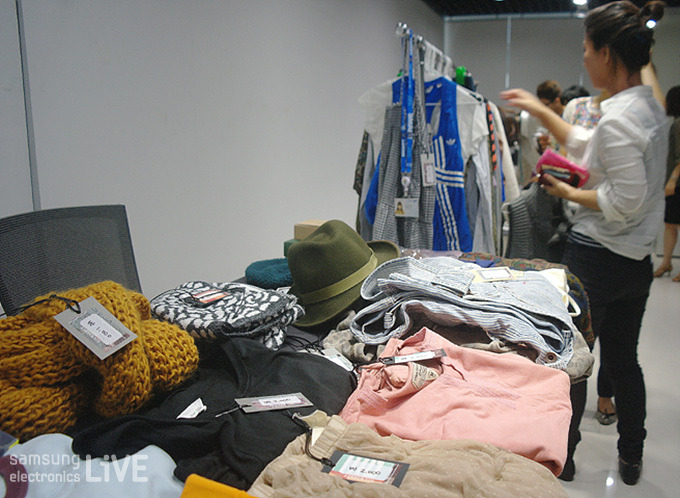 물건을 고르는 사람