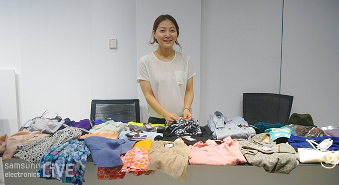 물건을 정리하고 있는 직원의 모습