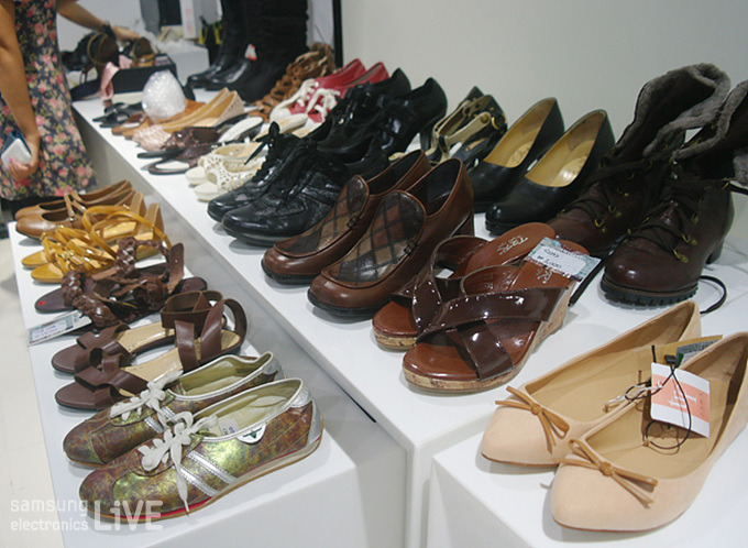 진열된 신발의 모습