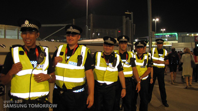 늘 친절하고 즐거운 표정의 런던 경찰