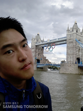 타워브릿지(Tower Bridge) 앞에서 :D