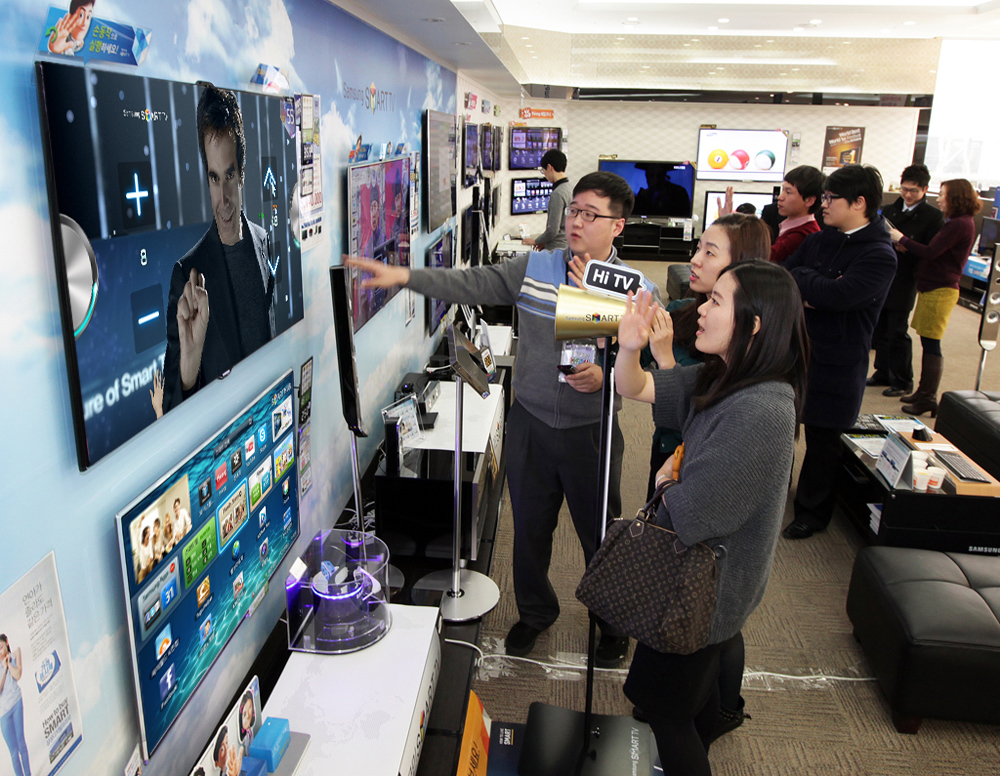 삼성 스마트 TV를 보는 사람들