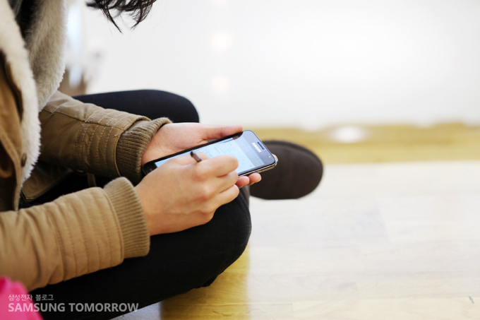 갤럭시노트를 쓰는 모습