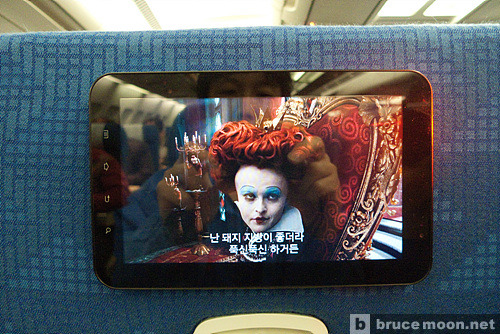 비행기 타며 갤럭시 탭으로 영상을 보는 모습