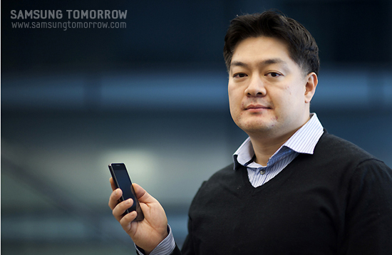 방용석 디자이너가 갤럭시 S2를 들고 있는 모습 