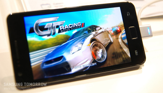 갤럭시 S2로 게임을 구동시키는 모습