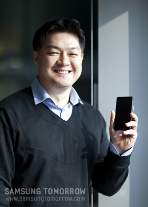방용석 디자이너가 갤럭시 S2를 들고 있는 모습 