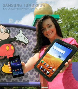 모델이 갤럭시모델들을 손에 쥐고 있는 모습