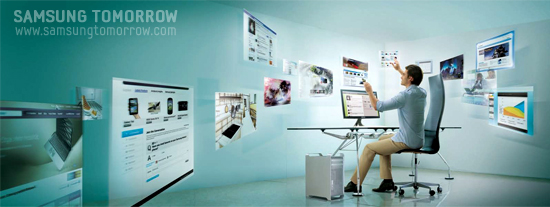 남성이 여러개의 창을 손가락으로 움직이는 모습