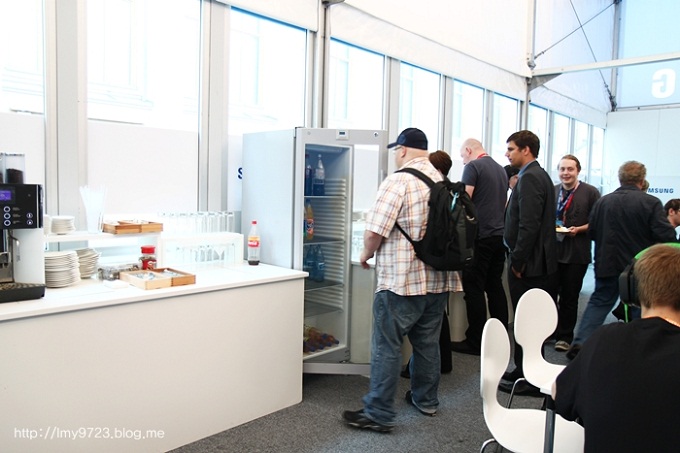 음식을 먹는 블로거들