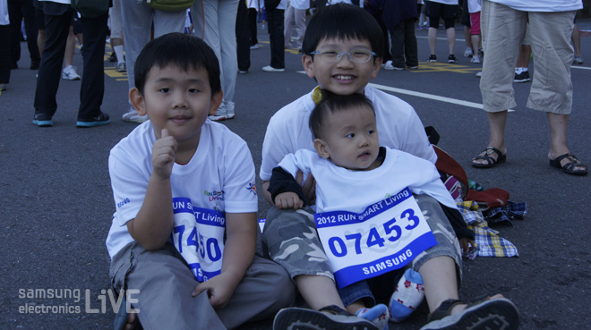 마라톤에 참가한 어린 아이들