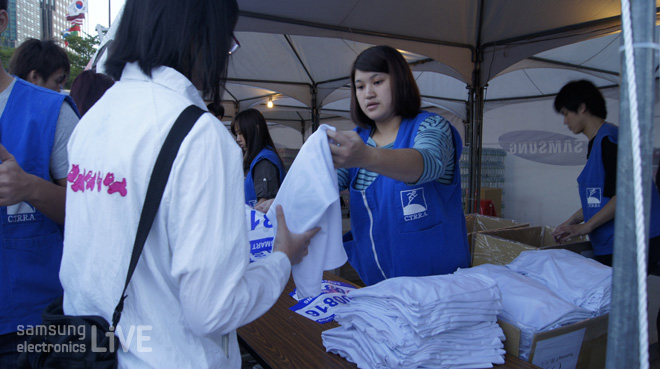 티셔츠를 나눠주는 모습