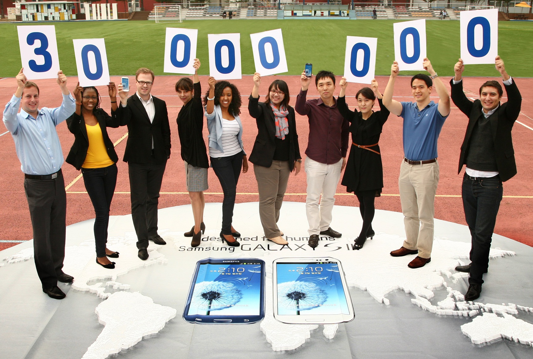 30000000인쇄물을 들고 있는 사람들