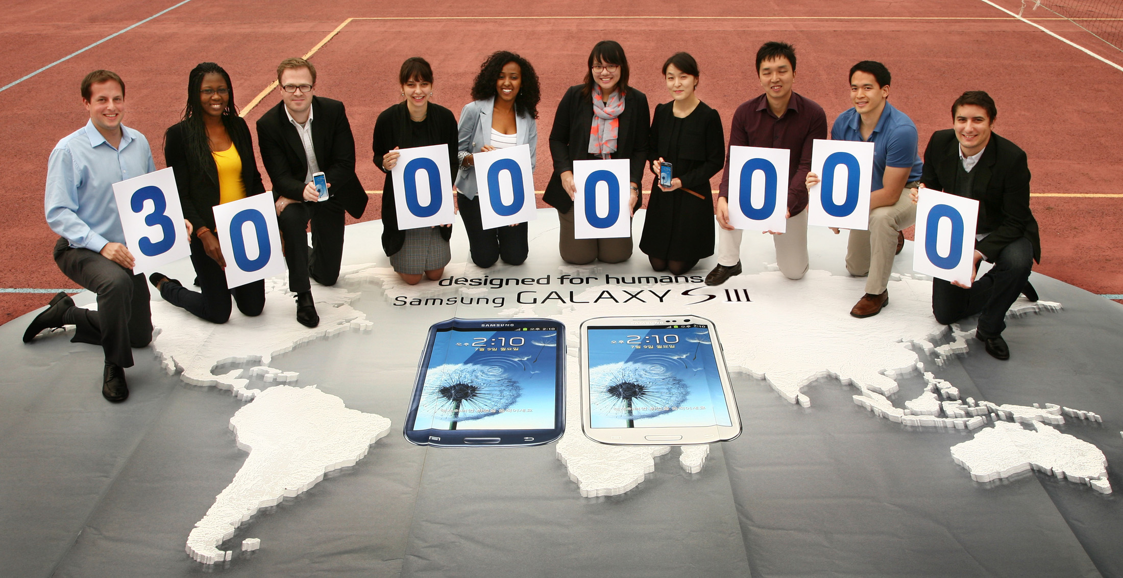 30000000인쇄물을 들고 있는 사람들