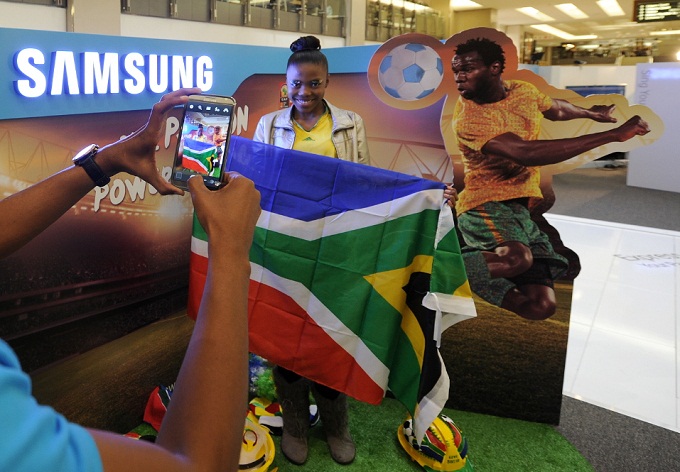 삼성전자 이벤트에서 기념사진을 찍는 여성