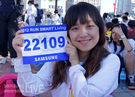 번호표를 들고 웃는 필자