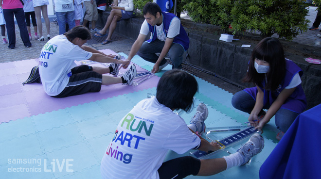 건강체크하는 시민들