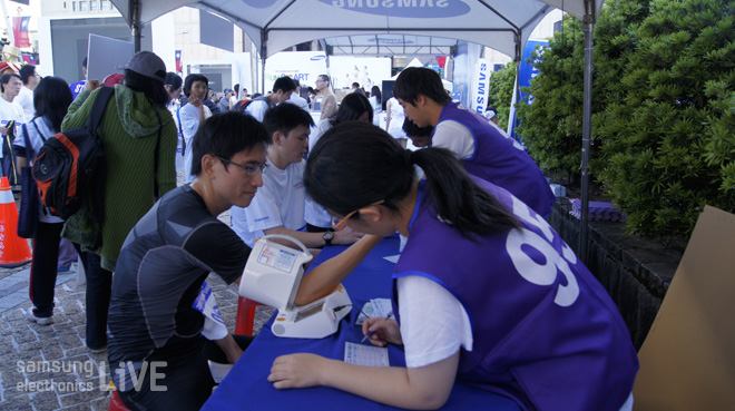 건강체크를 하는 시민들