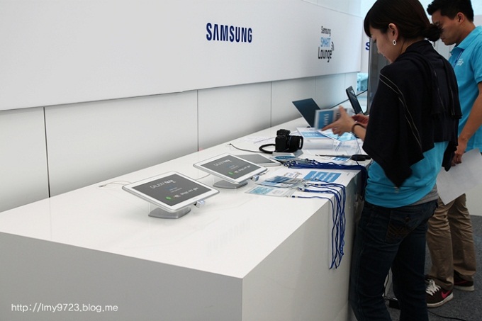 삼성전자 제품을 체험하는 사람들