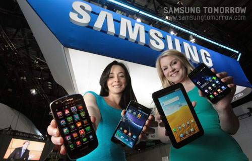 삼성전자 부스에서 모델들이 갤럭시 제품을 손에 들고 있는 모습
