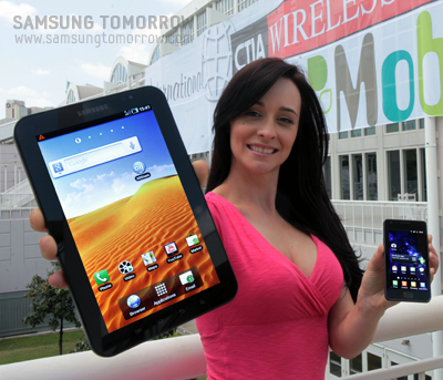 모델이 갤럭시 제품을 손에 들고 있는 모습