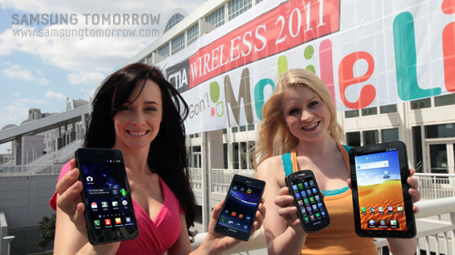 모델들이 갤럭시 제품들을 손에 들고 있는 모습