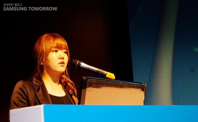 발표하고 있는 학생