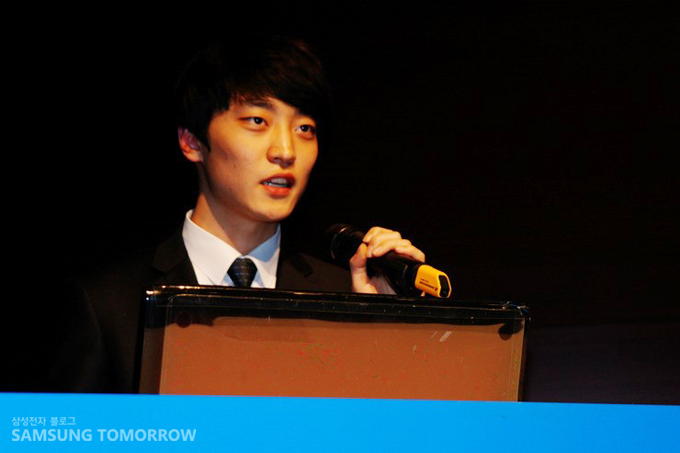 한국외대 학생이 발표하는 모습