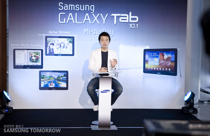 갤럭시 탭 10.1 미디어 데이 생중계에서 신영일 아나운서가 진행하는 모습