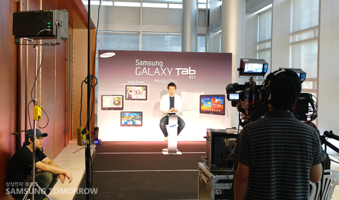 신영일 아나운서가 진행을 하는 모습