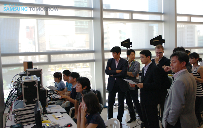 바삐 움직이는 관계자들