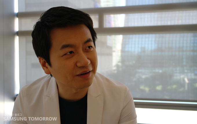 인터뷰하는 신영일