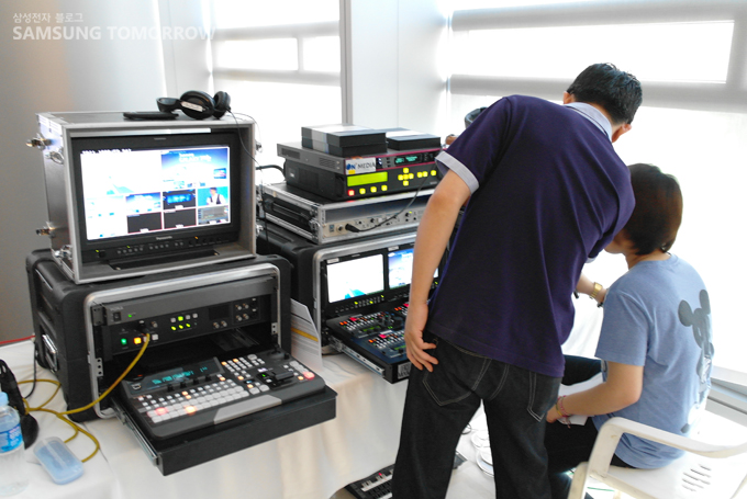 바삐 움직이는 엔지니어들