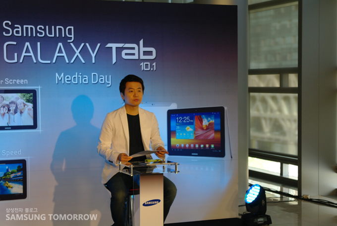 신영일이 진행을 하는 모습