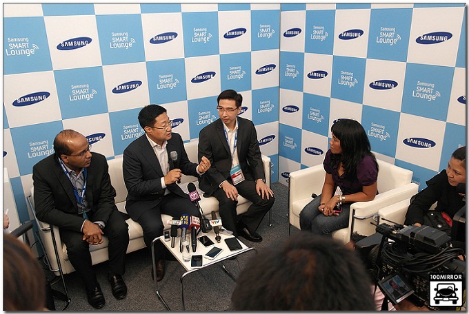 삼성스마트라운지의 인터뷰 공간에서 인터뷰 하는 모습