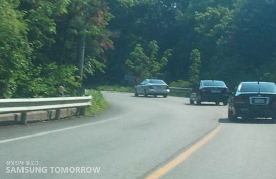  각 차량에는 차량용 무전기를 장착해서 위험상황을 서로 공유하여 안전한 드라이빙이 될 수 있도록 하구요. 그 차량용 무전기를 이용해 자신의 가창력?을 뽐내기도 합니다 ^^;;;;;