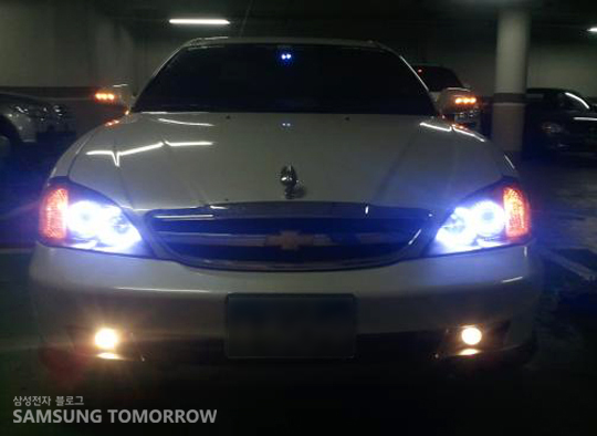 밝게 빛나는 눈으로 바뀐 자동차의 모습