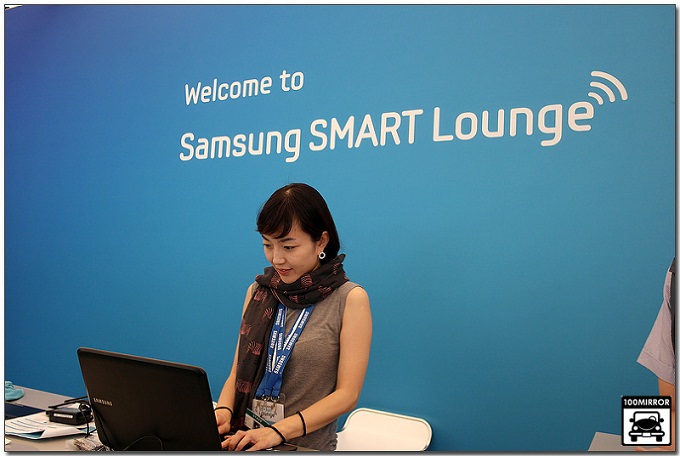 라운지를 이용하는 여성