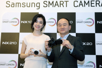 한효주와 삼성 임직원이 삼성 스마트 카메라를 들고 있는 모습