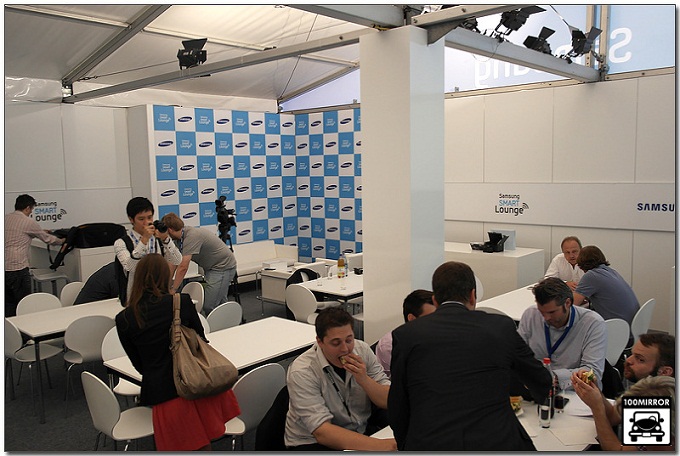 스마트 라운지를 이용하는 사람들의 모습