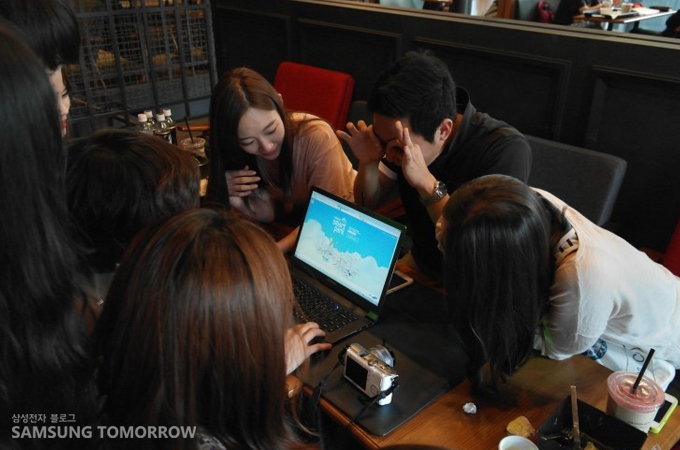 모든 스토리텔러가 노트북 화면을 보는 모습