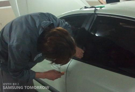 혹시나 삐뚤어질까 혹시나 잘 못되지 않을까 노심초사 하시며 섬세한 작업 중인 모습