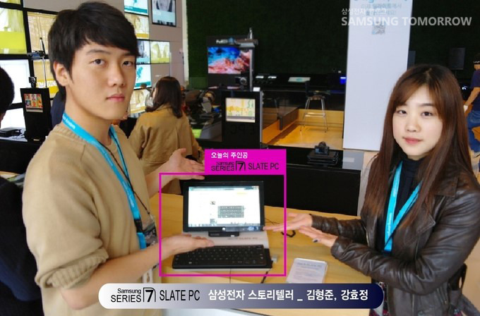 슬레이트 피씨앞에서 포즈를 취하고 있는 스토리텔러들