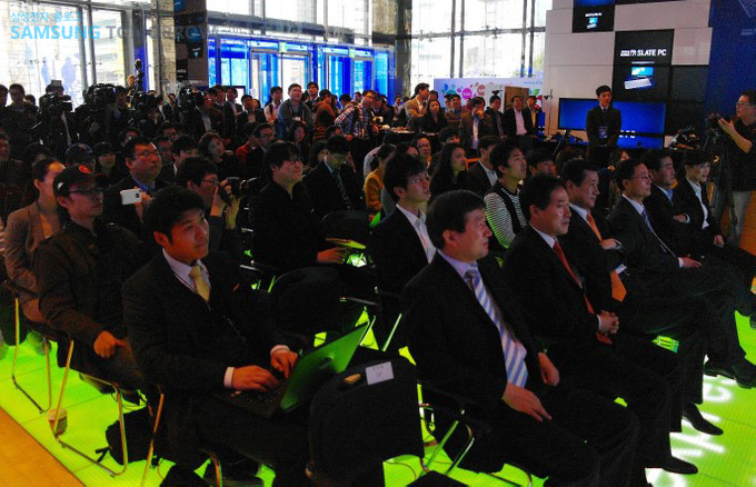 런칭행사에 참석한 사람들의 모습