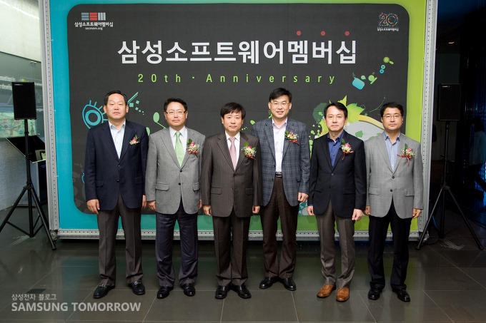 삼성소프트웨어 멤버십에서 기념 사진을 촬영하는 삼성 임직원들